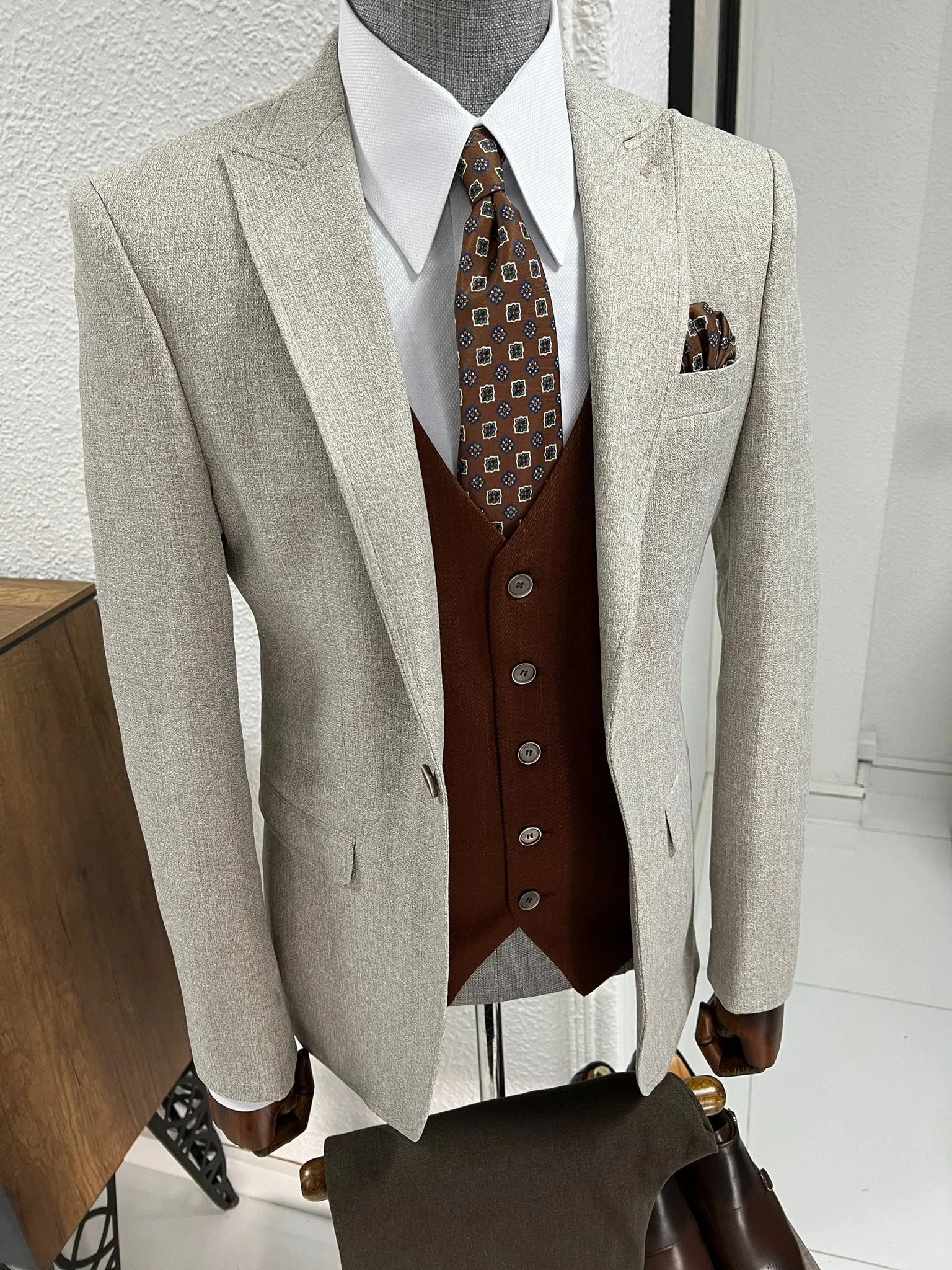 Slim-fit Pointed Collar Beige Vest Suit