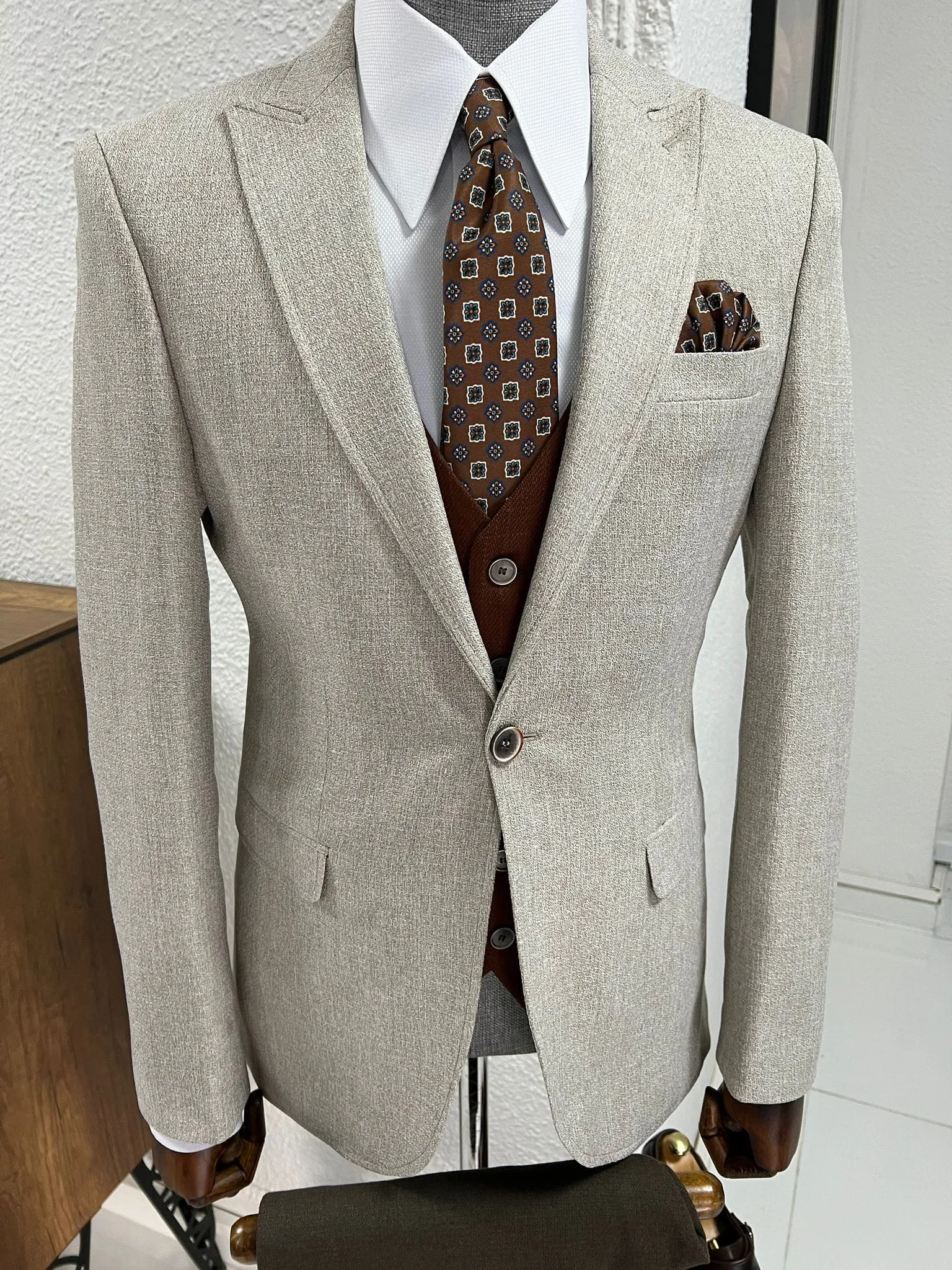 Slim-fit Pointed Collar Beige Vest Suit